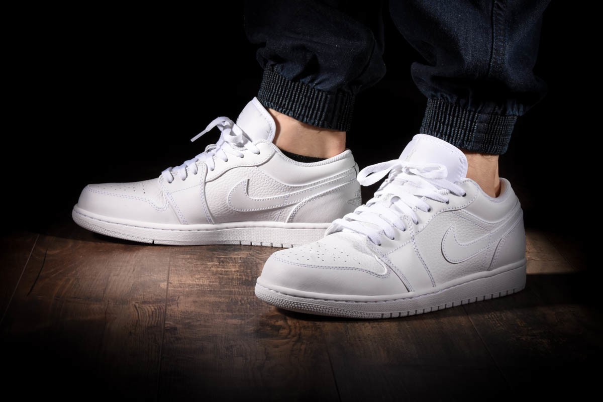 Jordan retro 1 triple white best sale